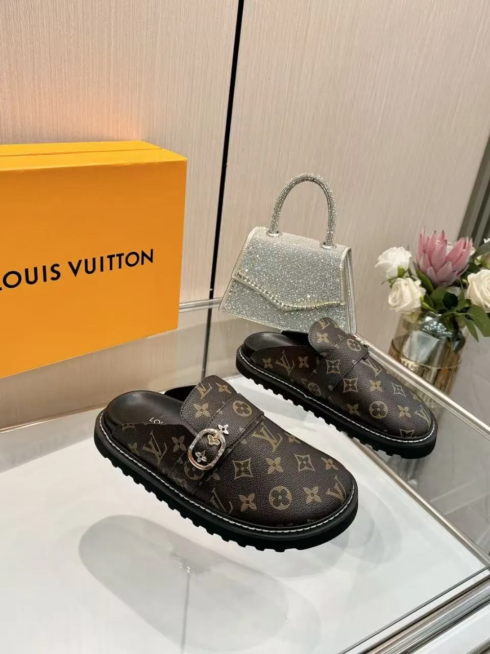 👟👟Ex-factory price 440👟👟 lv's new Baotou half-drag winterbreak comfert flat slippers lv letter and monogram floral embellished leather pattern, with sheepskin lining, suitable for indoor and outdoor wear. The water table is made of high-density foam material, which is light and comfortable. The sole has a certain thickness and the heightening effect is also good! Boutique size:35-46